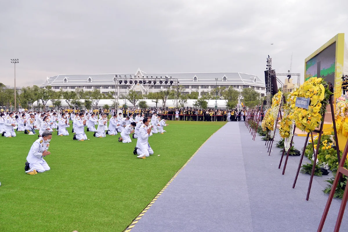 นายกฯเป็นประธานวางพวงมาลา-ถวายบังคม เนื่องในวันคล้ายวันสวรรคต ร.9