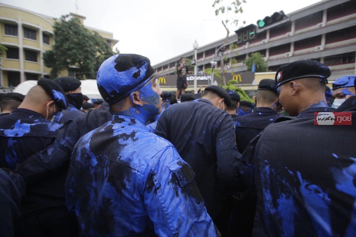 ชุลมุน!ประมวลภาพที่อนุสาวรีย์ประชาธิปไตย "ม็อบสาดสี-เจ้าหน้าที่จับแกนนำ"