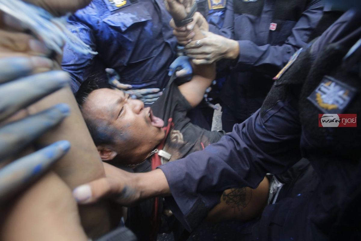 ชุลมุน!ประมวลภาพที่อนุสาวรีย์ประชาธิปไตย "ม็อบสาดสี-เจ้าหน้าที่จับแกนนำ"