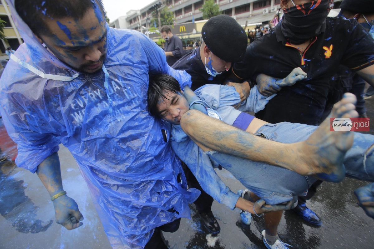 ชุลมุน!ประมวลภาพที่อนุสาวรีย์ประชาธิปไตย "ม็อบสาดสี-เจ้าหน้าที่จับแกนนำ"