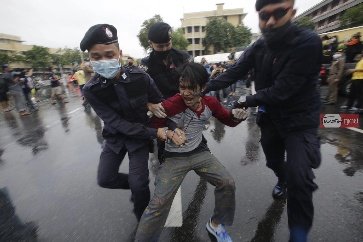 ชุลมุน!ประมวลภาพที่อนุสาวรีย์ประชาธิปไตย "ม็อบสาดสี-เจ้าหน้าที่จับแกนนำ"