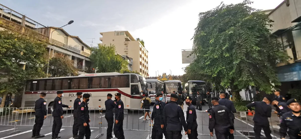 ม็อบคณะราษฎรติดด่านตำรวจก่อนแยกนางเลิ้ง แกนนำเจรจาขอเปิดทาง