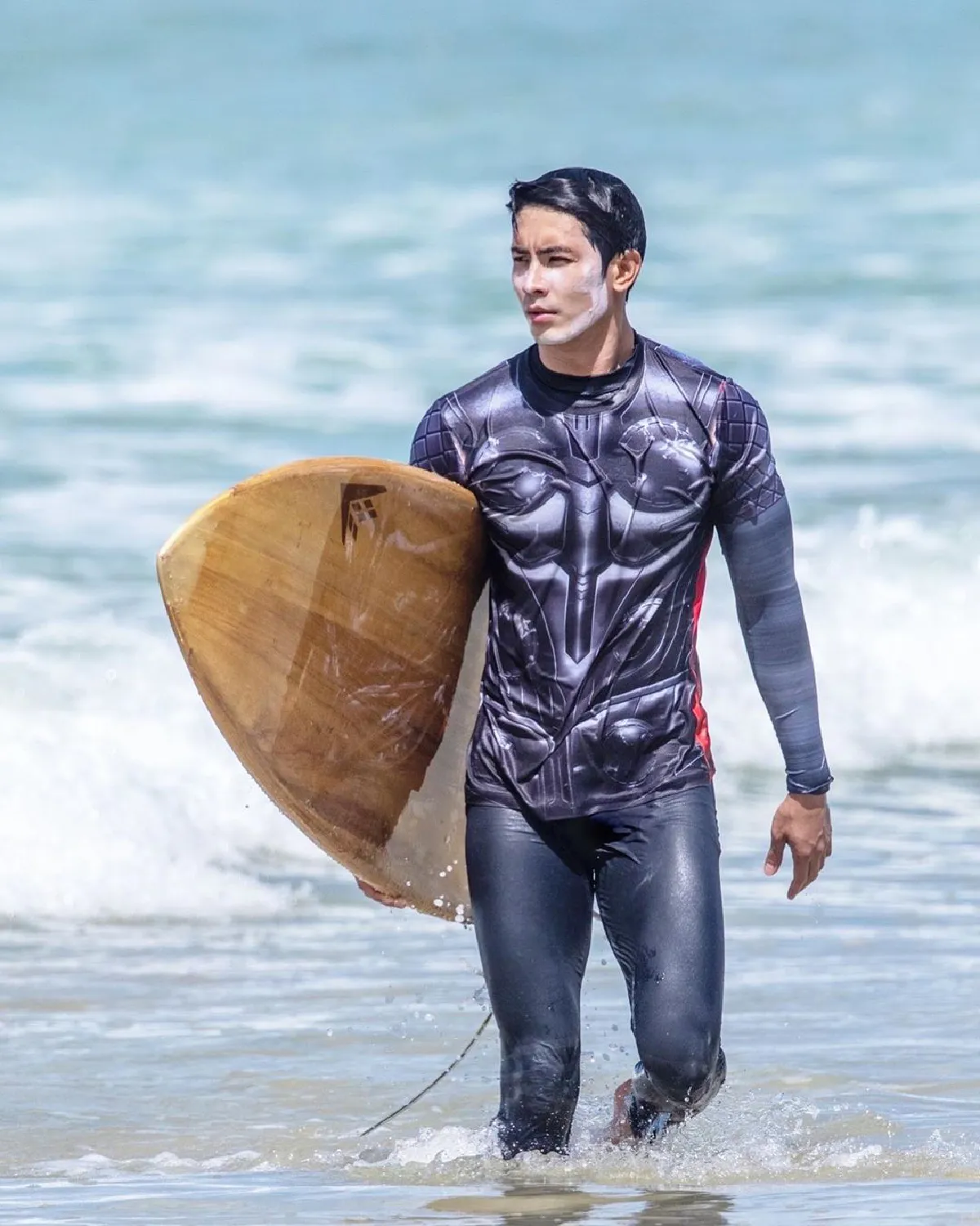 ภาพล่าสุด สน ยุกต์ อวดหุ่นล่ำกล้ามแน่นจากทริปเล่นเซิร์ฟโต้คลื่น 