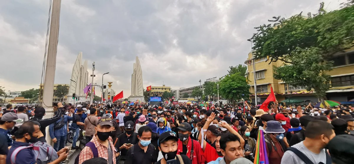 ม็อบคณะราษฎรเคลื่อนขบวนมุ่งหน้าไปทำเนียบฯแล้ว