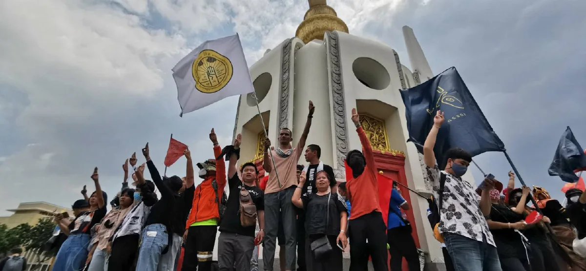 บิ๊กเซอร์ไพร์สแรก!ม็อบคณะราษฎรบุกรื้อต้นไม้-เข้ายึดอนุสาวรีย์ประชาธิปไตย