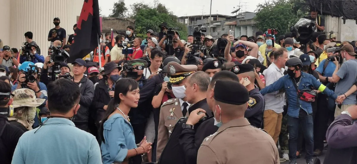 ม็อบใช้เส้นทางถนนนครสวรรค์ไปทำเนียบฯ หลังจนท.ปิดราชดำเนิน