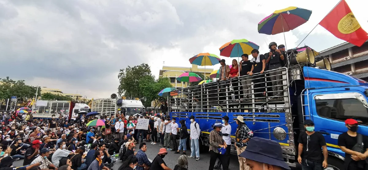 บิ๊กเซอร์ไพร์สแรก!ม็อบคณะราษฎรบุกรื้อต้นไม้-เข้ายึดอนุสาวรีย์ประชาธิปไตย