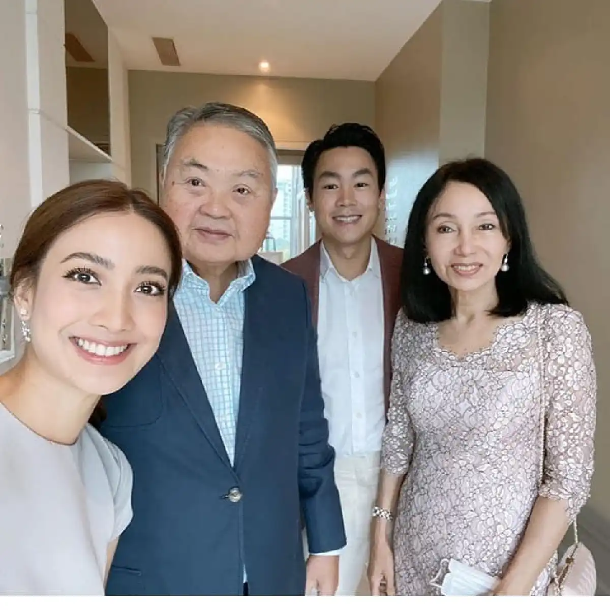 หวานอบอุ่น! แต้ว ณฐพร ร่วมเฟรมกรุ๊ปช็อตฝากตัวกับพ่อแม่ ไฮโซณัย