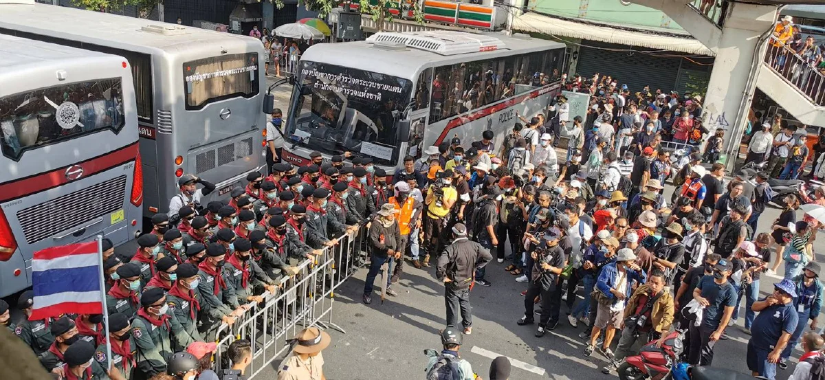 ม็อบเข้าใกล้ทำเนียบฯถึงแยกนางเลิ้ง ตร.นำรถบัสจอดขวางตรึงพื้นที่
