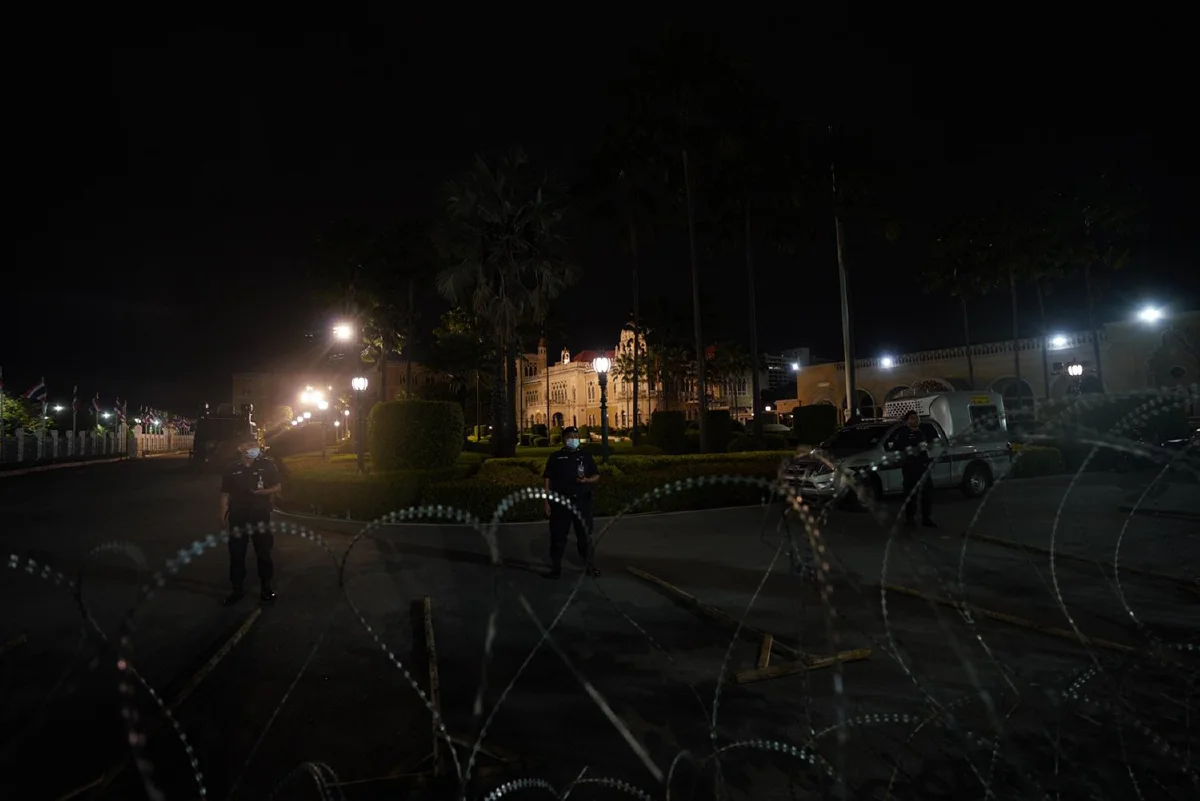 ประมวลภาพคณะราษฎรชุมนุมข้างทำเนียบฯไล่ "ประยุทธ์"