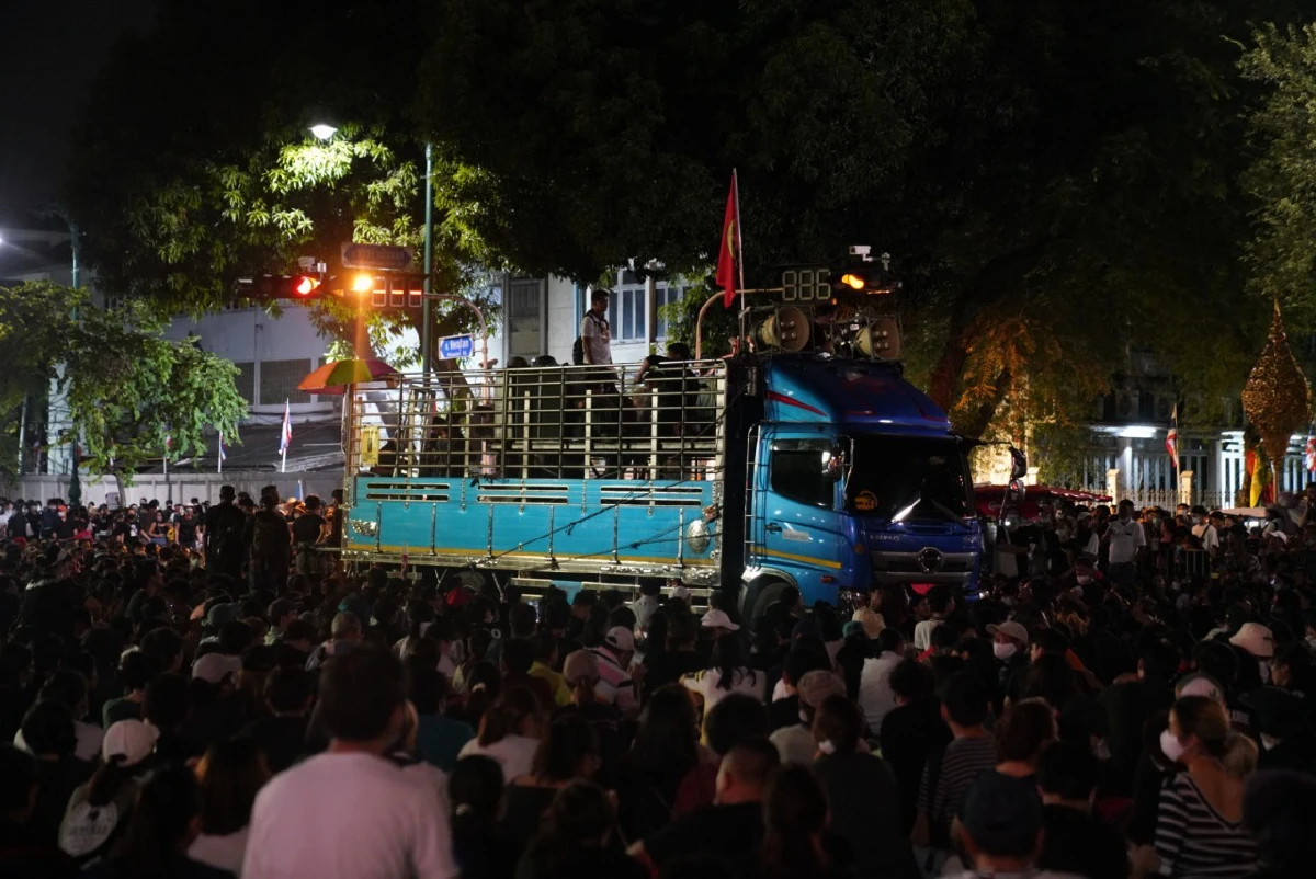 ประมวลภาพคณะราษฎรชุมนุมข้างทำเนียบฯไล่ "ประยุทธ์"