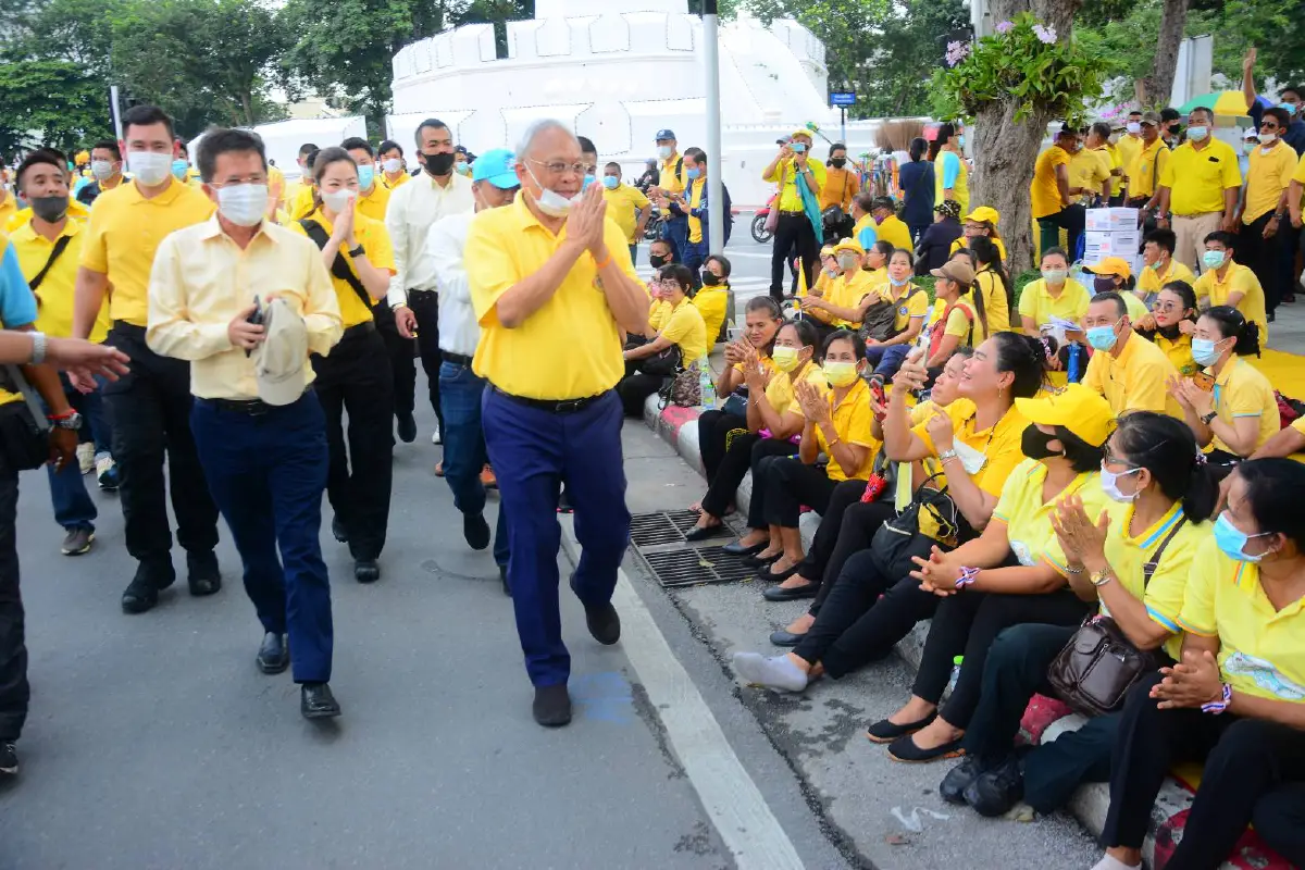 "สุเทพ"มาแล้วรวมกับมวลชนคนเสื้อเหลืองลานพลับพลามหาเจษฎาบดินทร์