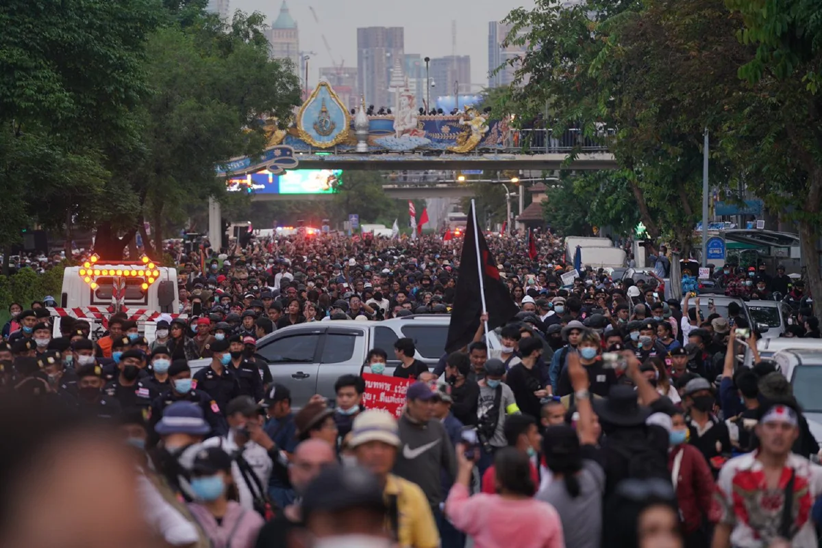 ม็อบคณะราษฎรปักหลักเตรียมค้างคืนข้างทำเนียบฯ คนทยอยร่วม