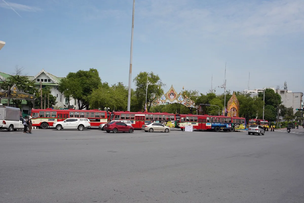 เจ้าหน้าที่นำรถเมล์ปิดเส้นทางถ.ราชดำเนินมุ่งหน้าไปทำเนียบฯแล้ว