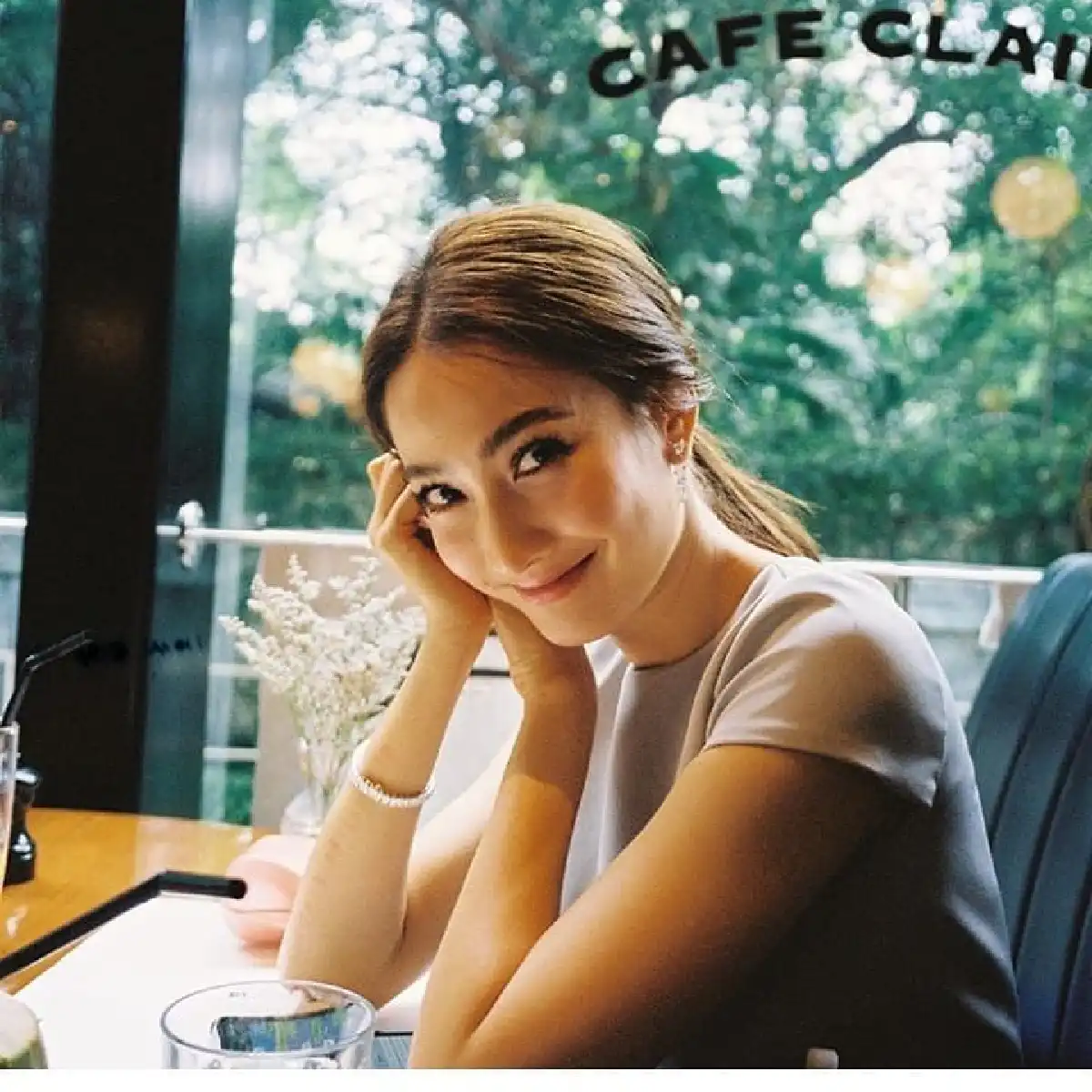 หวานอบอุ่น! แต้ว ณฐพร ร่วมเฟรมกรุ๊ปช็อตฝากตัวกับพ่อแม่ ไฮโซณัย