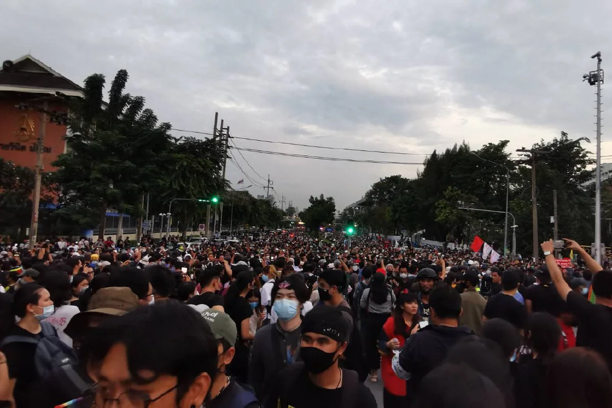 "ม็อบคณะราษฎร" เคลื่อนเข้าประชิดทำเนียบรัฐบาลแล้ว