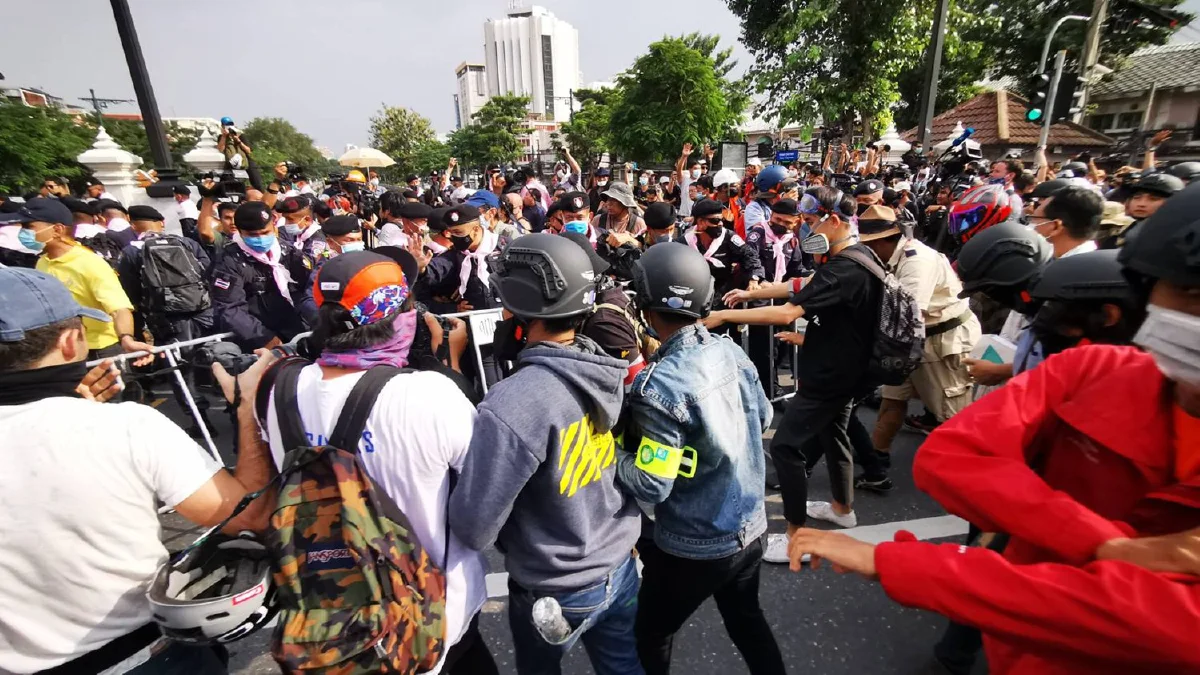 ม็อบเข้าใกล้ทำเนียบฯถึงแยกนางเลิ้ง ตร.นำรถบัสจอดขวางตรึงพื้นที่