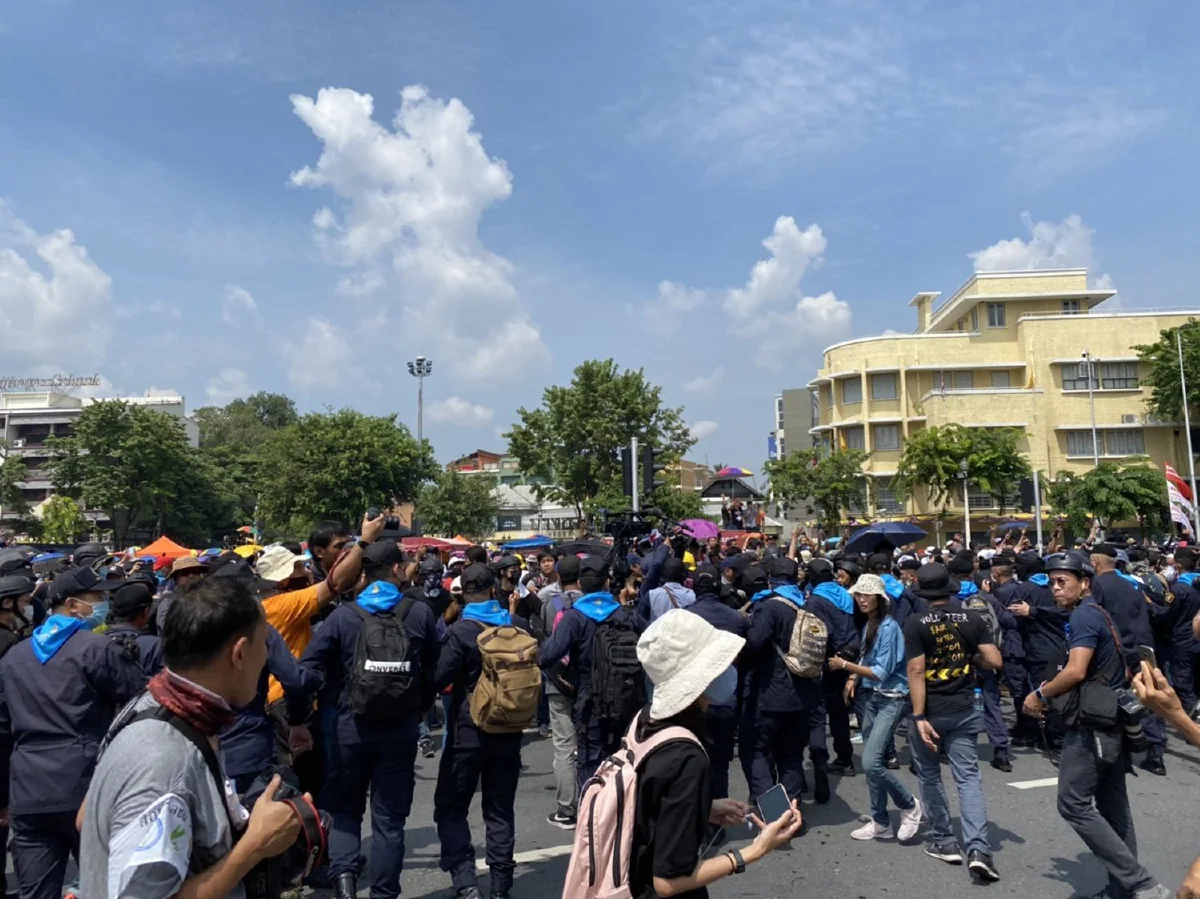 เสื้อเหลือง-คณะราษฎรเผชิญหน้า เกิดปะทะกันชุลมุน