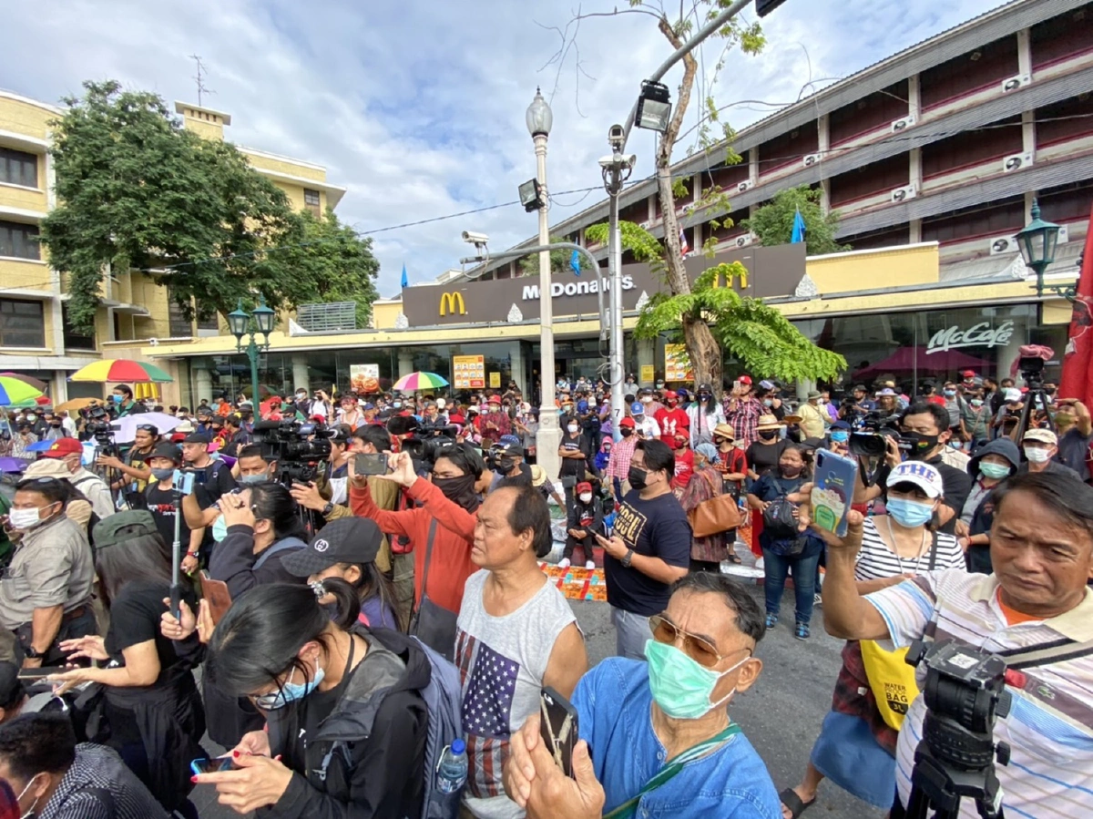 ม็อบรวมตัวอนุสาวรีย์ประชาธิปไตย เตรียมปิดถนน-เคลื่อนขบวนไปทำเนียบฯ