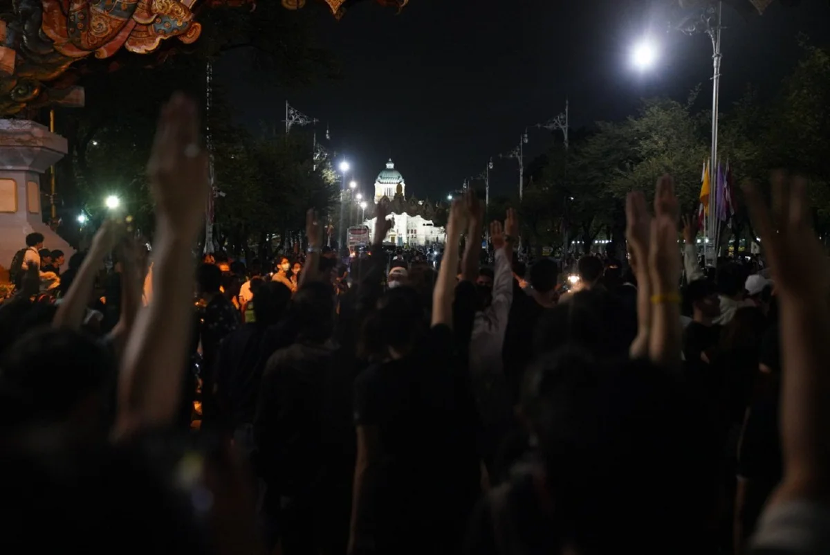 ประมวลภาพคณะราษฎรชุมนุมข้างทำเนียบฯไล่ "ประยุทธ์"