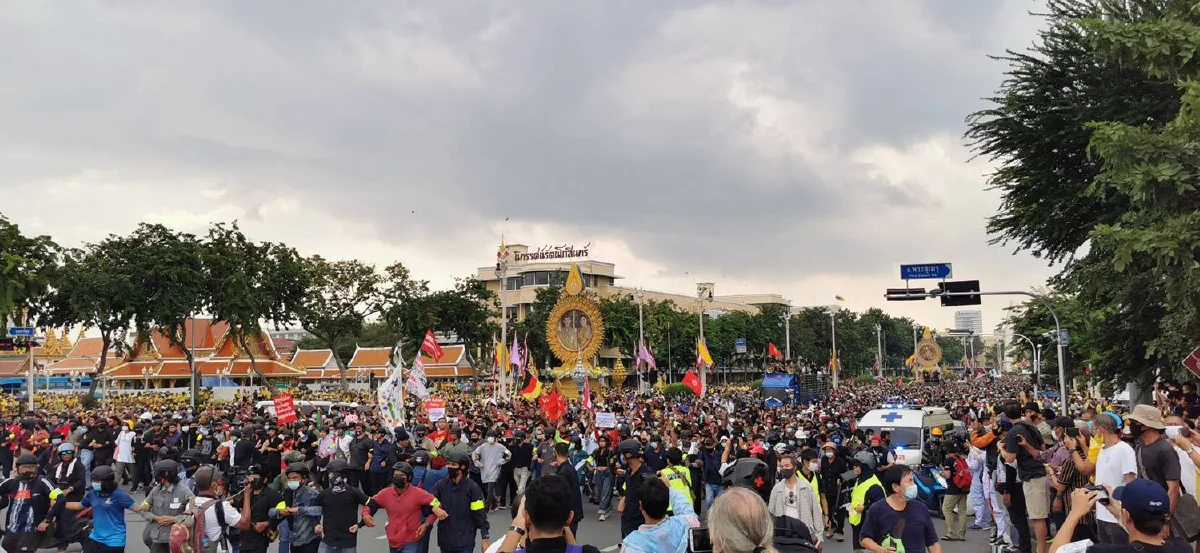 ม็อบใช้เส้นทางถนนนครสวรรค์ไปทำเนียบฯ หลังจนท.ปิดราชดำเนิน