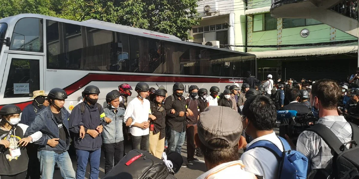 ม็อบเข้าใกล้ทำเนียบฯถึงแยกนางเลิ้ง ตร.นำรถบัสจอดขวางตรึงพื้นที่