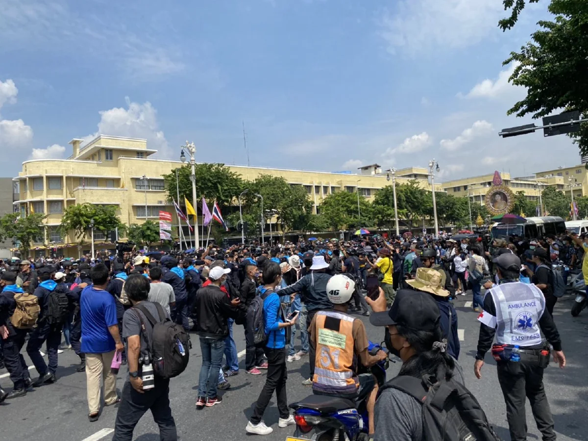 เสื้อเหลือง-คณะราษฎรเผชิญหน้า เกิดปะทะกันชุลมุน