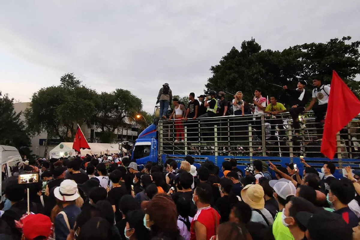 "ม็อบคณะราษฎร" เคลื่อนเข้าประชิดทำเนียบรัฐบาลแล้ว