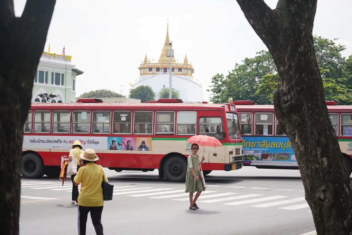 เจ้าหน้าที่นำรถเมล์ปิดเส้นทางถ.ราชดำเนินมุ่งหน้าไปทำเนียบฯแล้ว