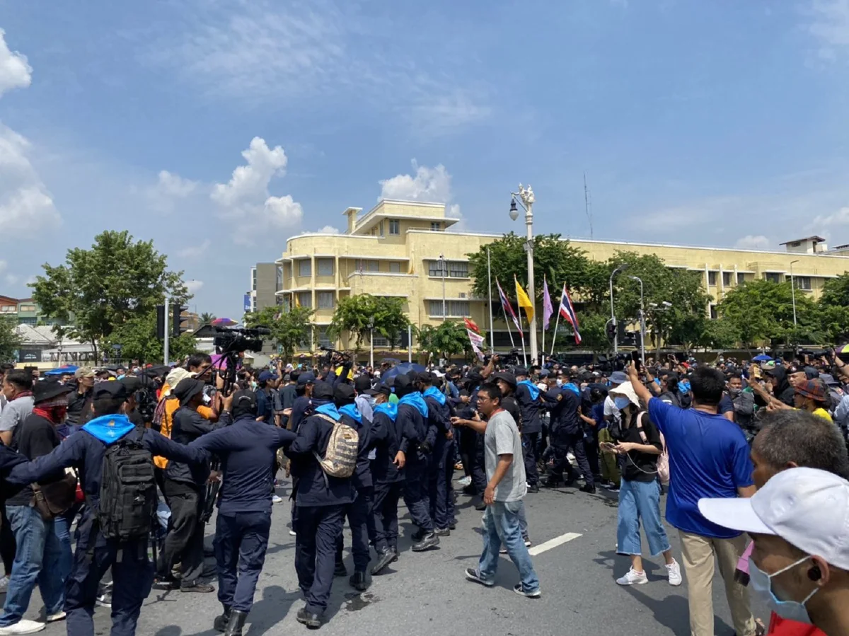 เสื้อเหลือง-คณะราษฎรเผชิญหน้า เกิดปะทะกันชุลมุน