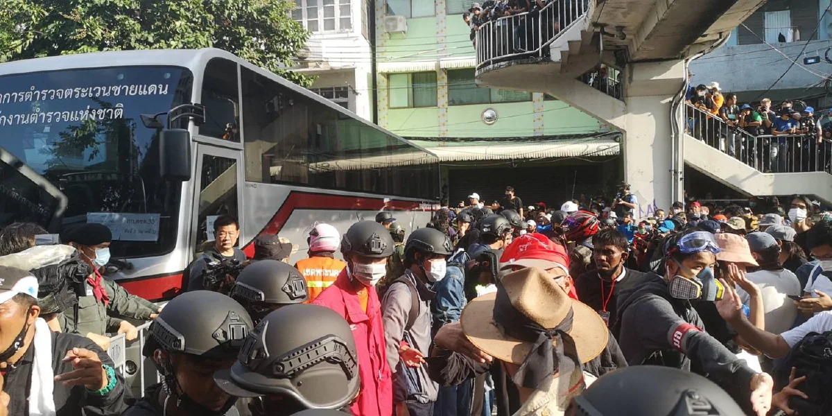 ม็อบเข้าใกล้ทำเนียบฯถึงแยกนางเลิ้ง ตร.นำรถบัสจอดขวางตรึงพื้นที่