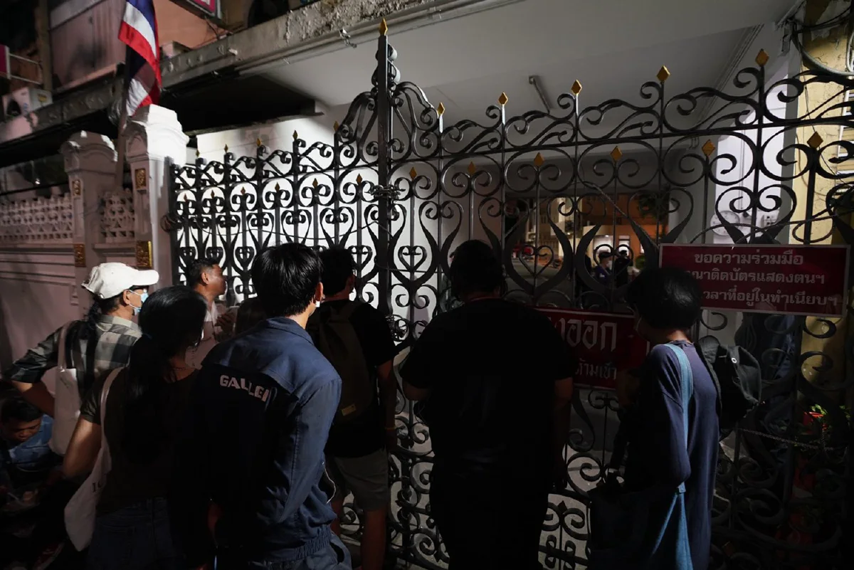 ประมวลภาพคณะราษฎรชุมนุมข้างทำเนียบฯไล่ "ประยุทธ์"