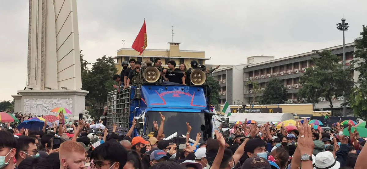 ม็อบคณะราษฎรเคลื่อนขบวนมุ่งหน้าไปทำเนียบฯแล้ว