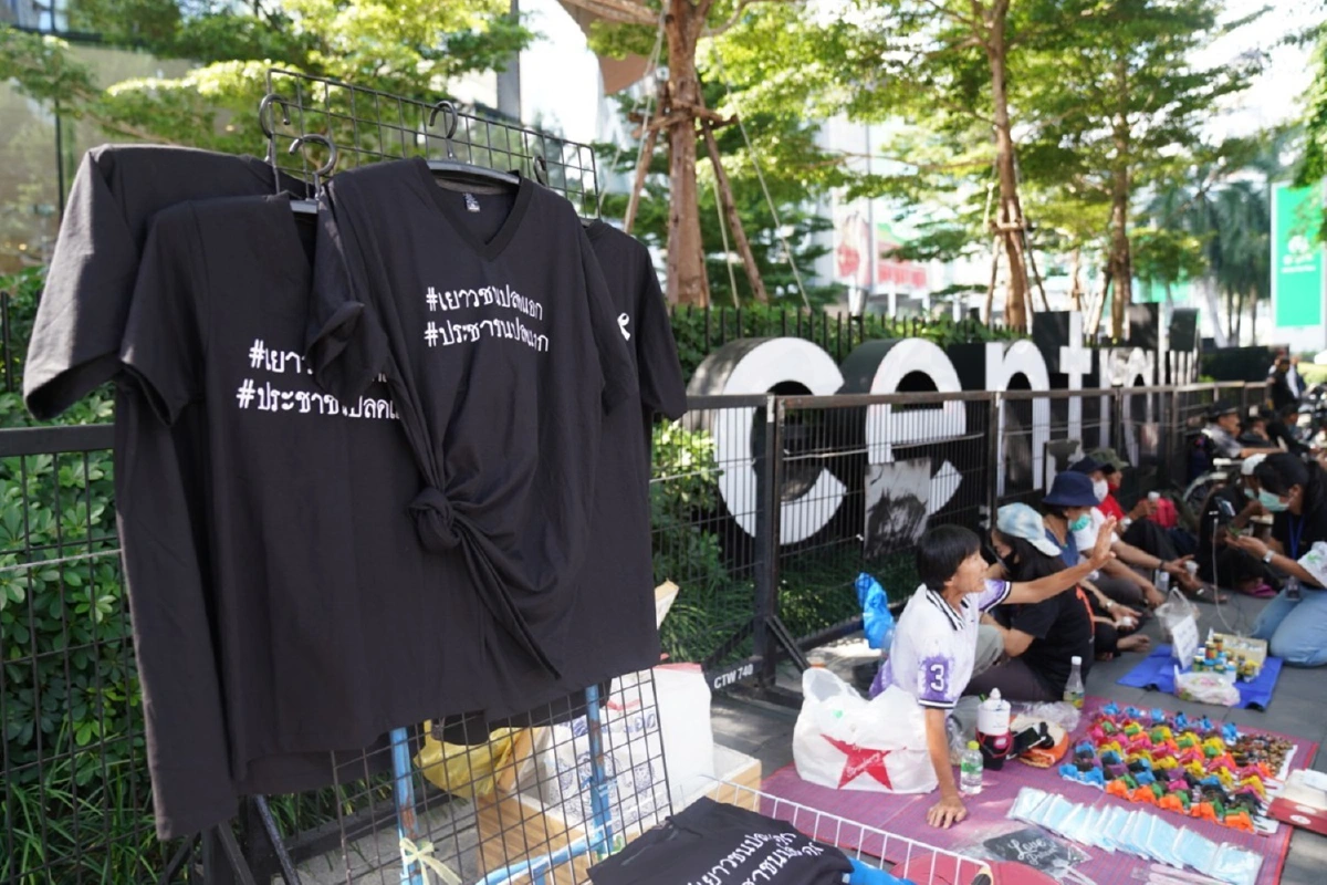 ตำรวจตรึงพื้นที่แยกราชประสงค์รับคณะราษฎรชุมนุม