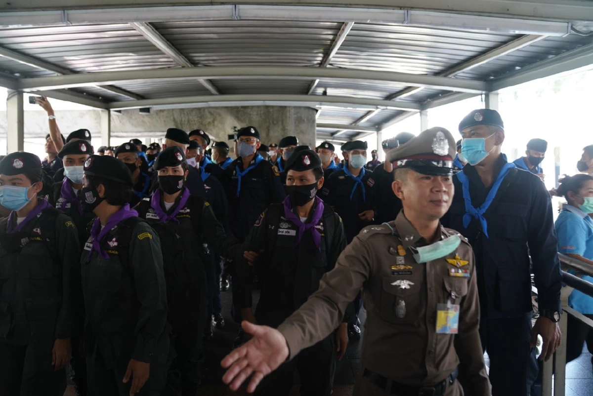 ตำรวจเข้าผลักดันผู้ชุมนุมไม่ให้รวมตัวที่แยกราชประสงค์