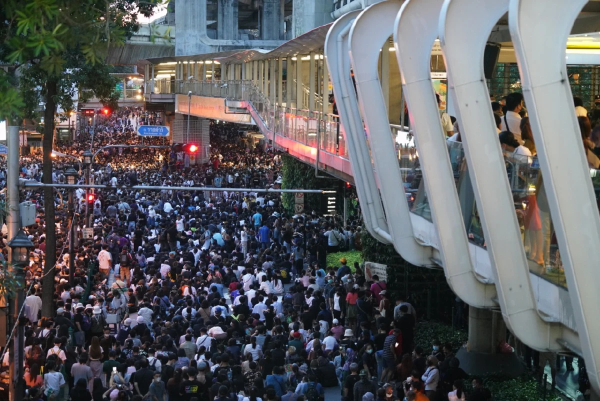 ยิ่งค่ำยิ่งคึก! รวมภาพบรรยากาศม็อบร่วมชุมนุมราชประสงค์