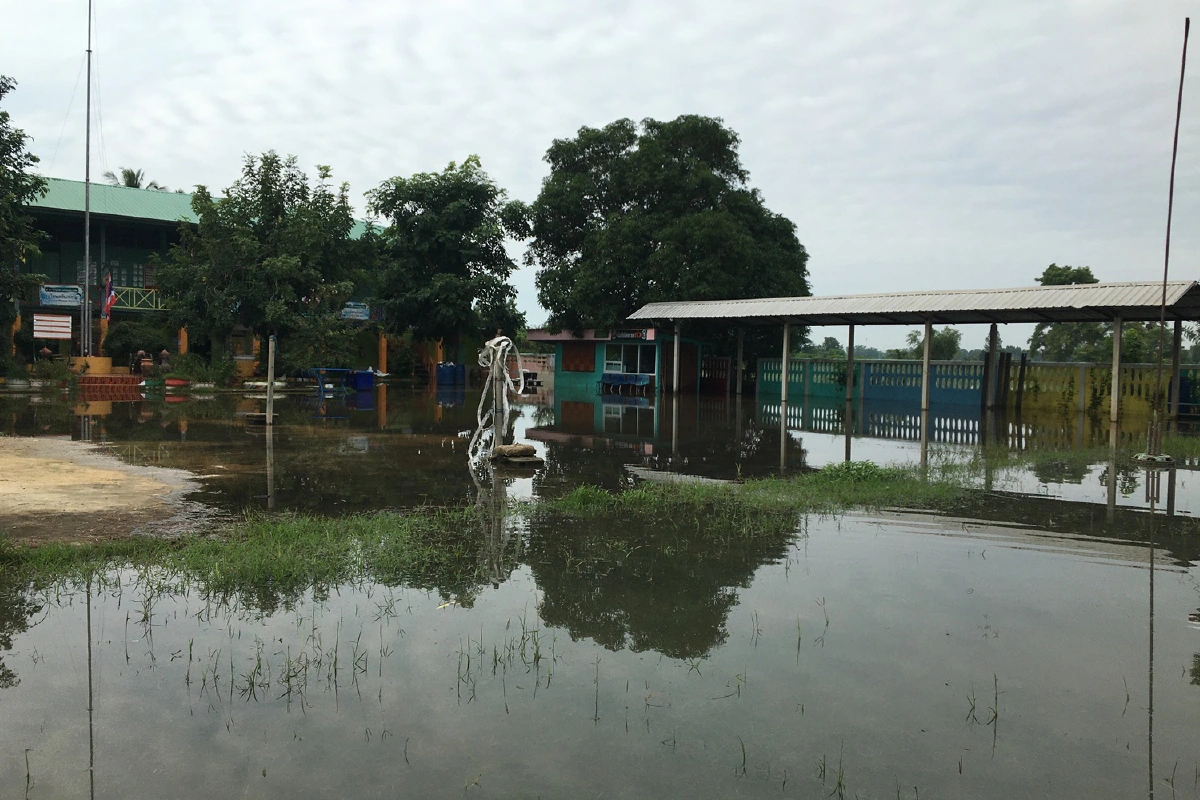 โคราชอ่วมน้ำท่วมโรงเรียนต้องทุบกำแพงระบายออก-ระดมถุงทรายกั้น