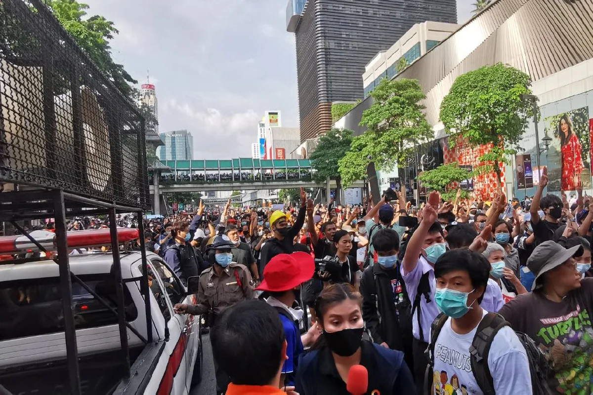 ตำรวจเข้าผลักดันผู้ชุมนุมไม่ให้รวมตัวที่แยกราชประสงค์