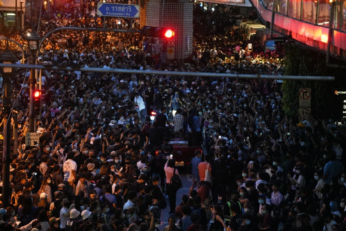 ยิ่งค่ำยิ่งคึก! รวมภาพบรรยากาศม็อบร่วมชุมนุมราชประสงค์