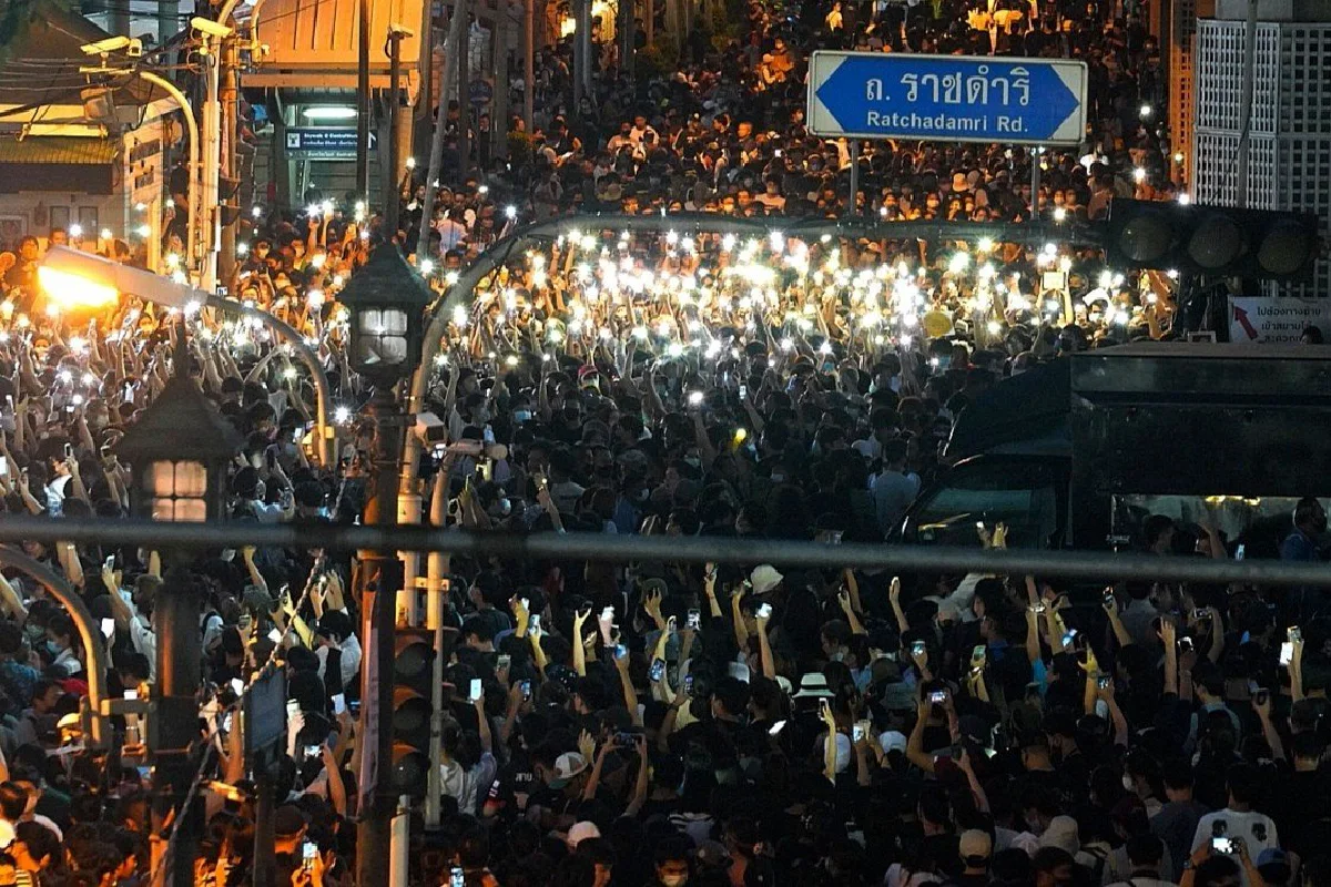 ยิ่งค่ำยิ่งคึก! รวมภาพบรรยากาศม็อบร่วมชุมนุมราชประสงค์