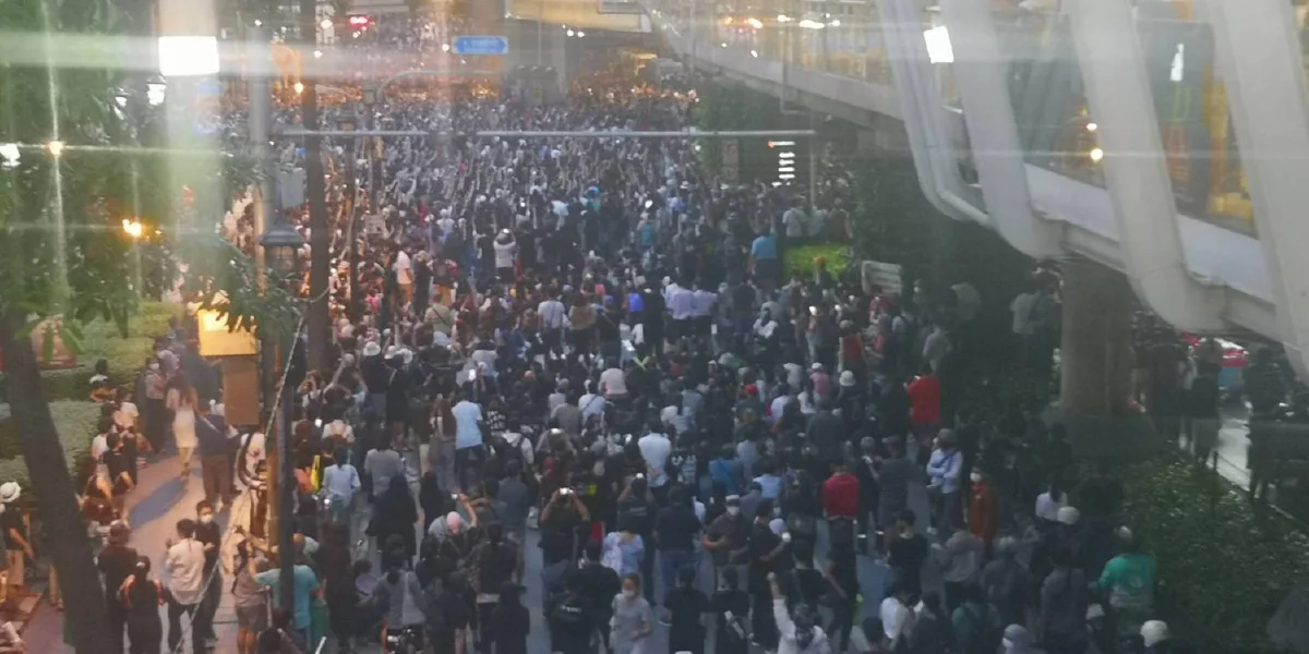 ยิ่งค่ำยิ่งคึก! รวมภาพบรรยากาศม็อบร่วมชุมนุมราชประสงค์