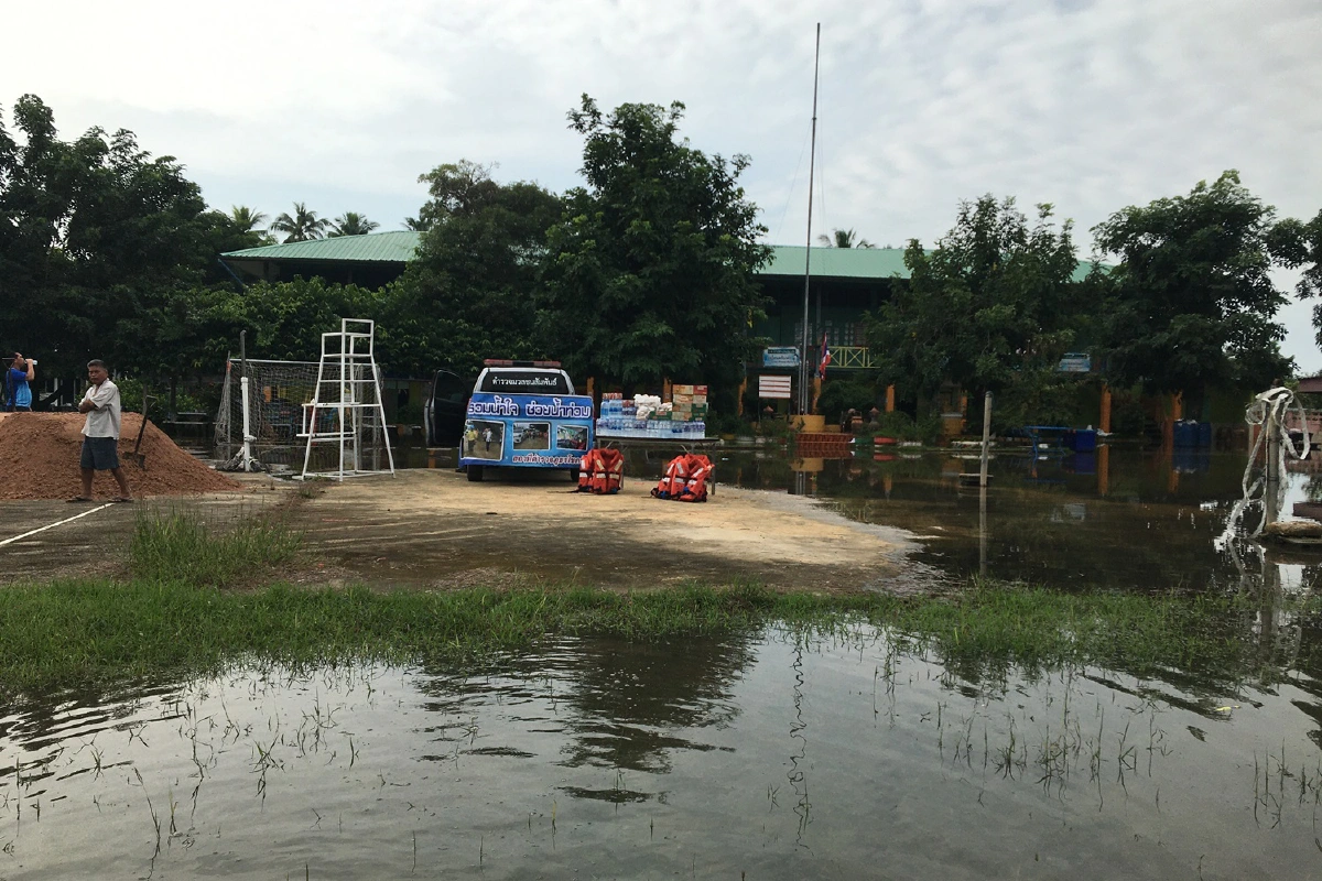 โคราชอ่วมน้ำท่วมโรงเรียนต้องทุบกำแพงระบายออก-ระดมถุงทรายกั้น