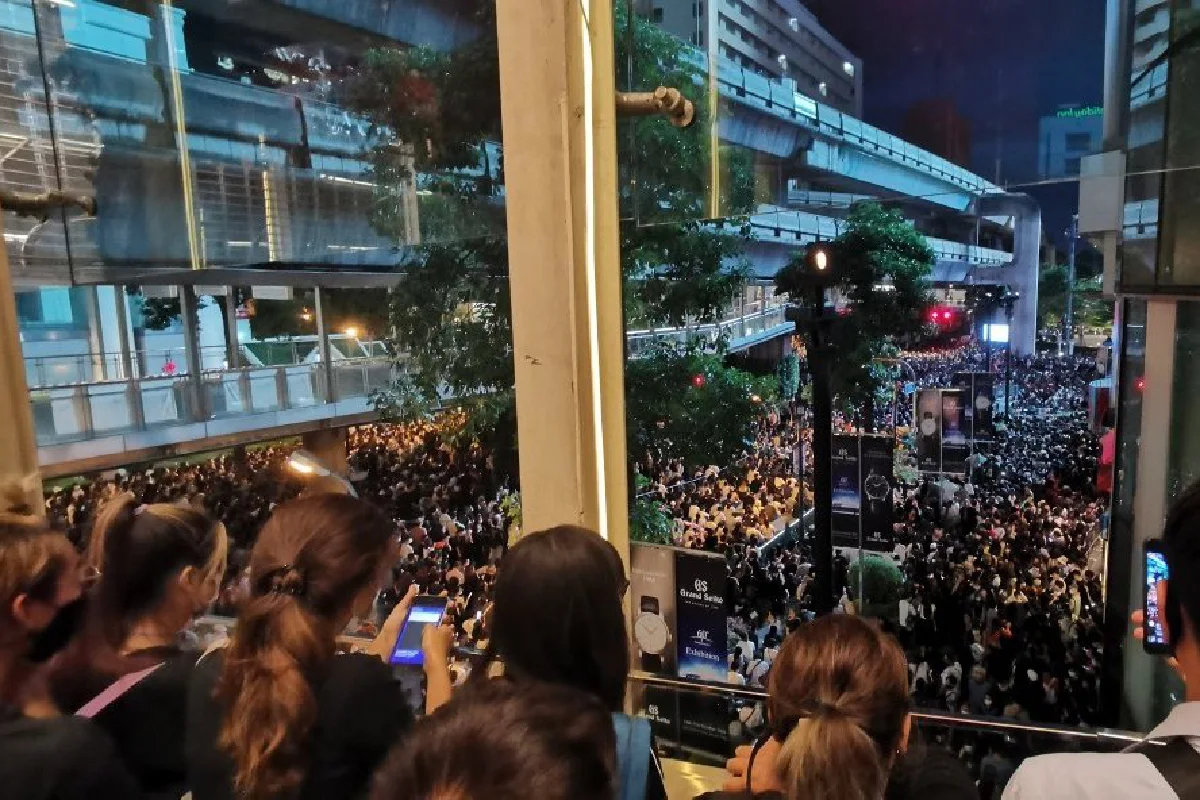 ยิ่งค่ำยิ่งคึก! รวมภาพบรรยากาศม็อบร่วมชุมนุมราชประสงค์