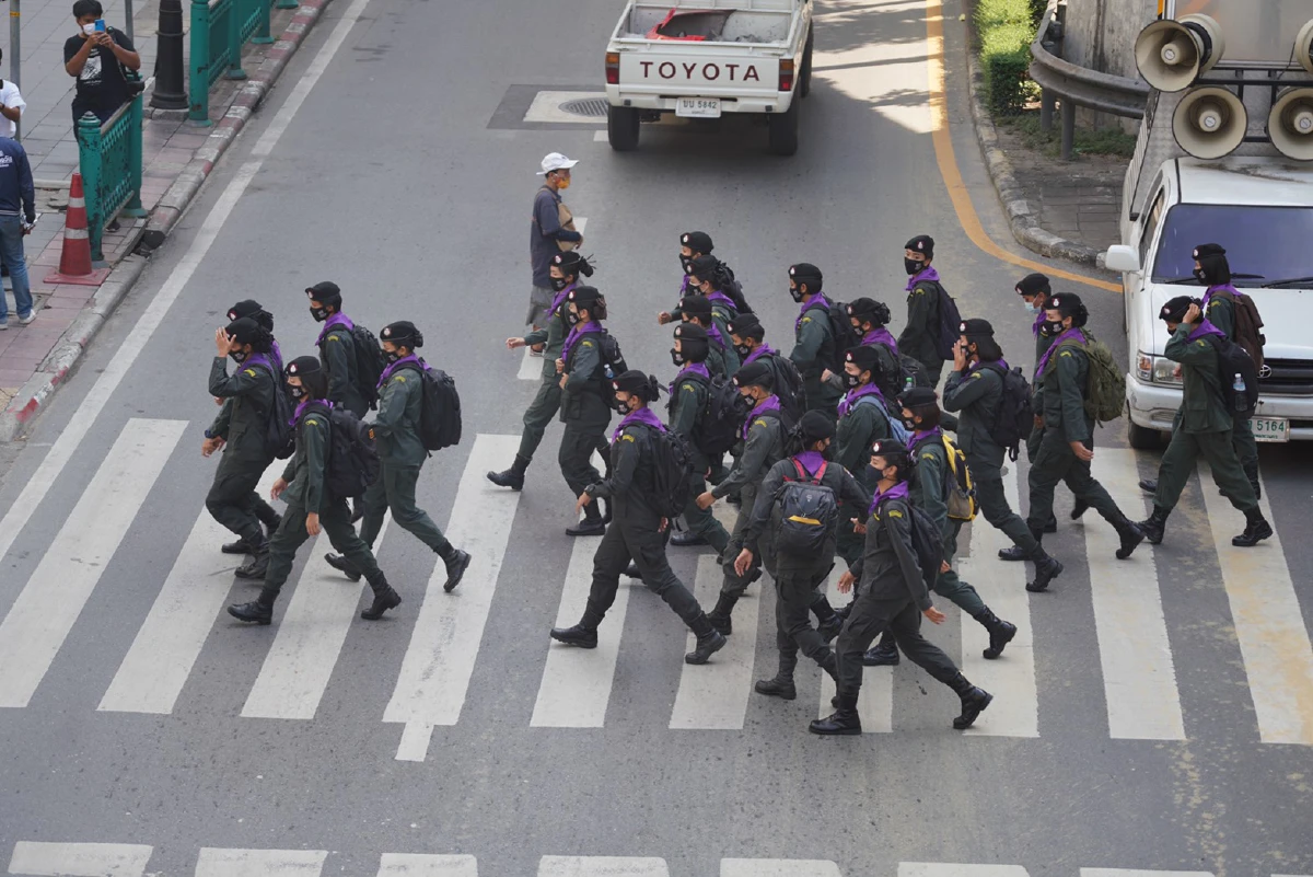 ตำรวจเข้าผลักดันผู้ชุมนุมไม่ให้รวมตัวที่แยกราชประสงค์