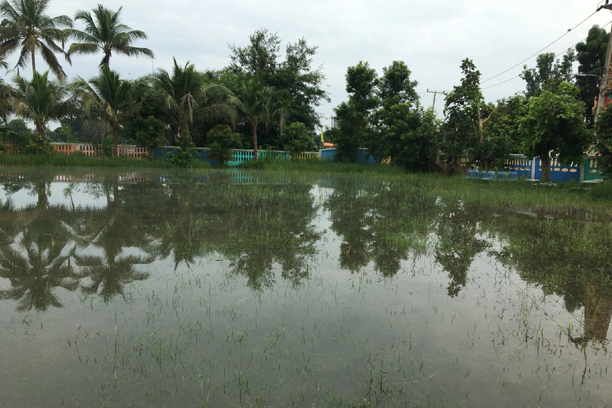 โคราชอ่วมน้ำท่วมโรงเรียนต้องทุบกำแพงระบายออก-ระดมถุงทรายกั้น
