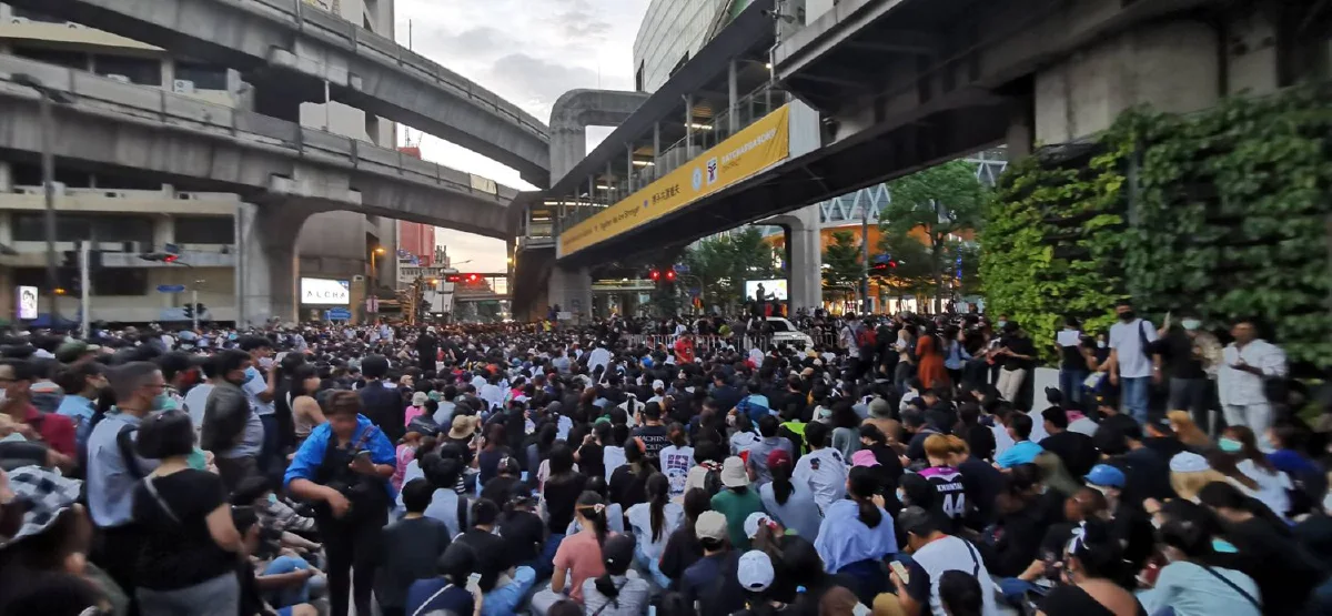 ยิ่งค่ำยิ่งคึก! รวมภาพบรรยากาศม็อบร่วมชุมนุมราชประสงค์