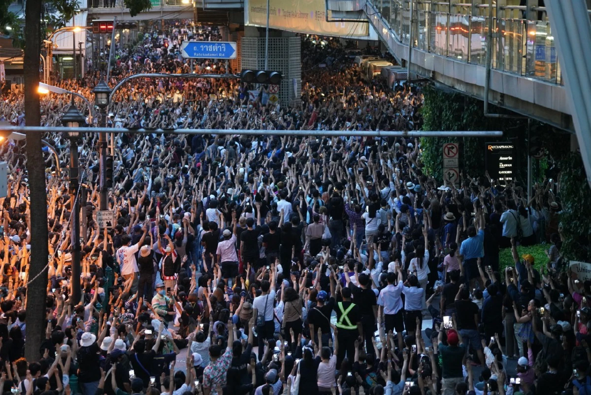 ยิ่งค่ำยิ่งคึก! รวมภาพบรรยากาศม็อบร่วมชุมนุมราชประสงค์