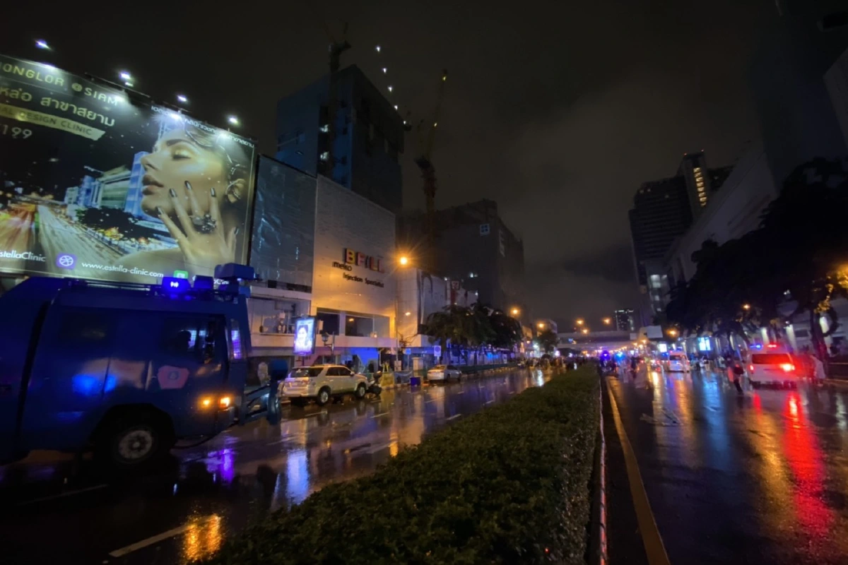 ตำรวจยึดคืนพื้นที่แยกปทุมวัน-ตรึงกำลังเต็มพื้นที่