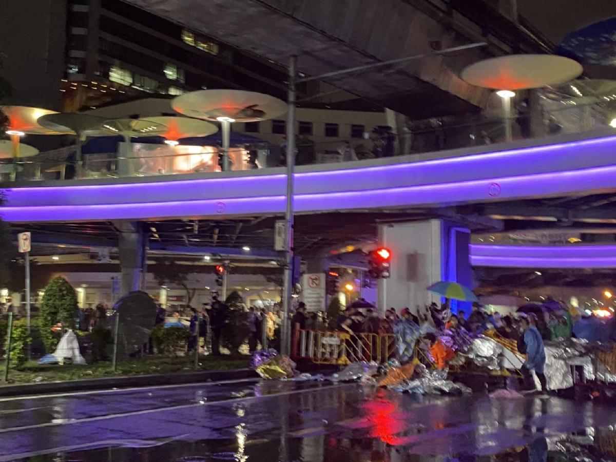 ม็อบยุติชุมนุมแยกปทุมวันนัดรวมตัวใหม่พรุ่งนี้  