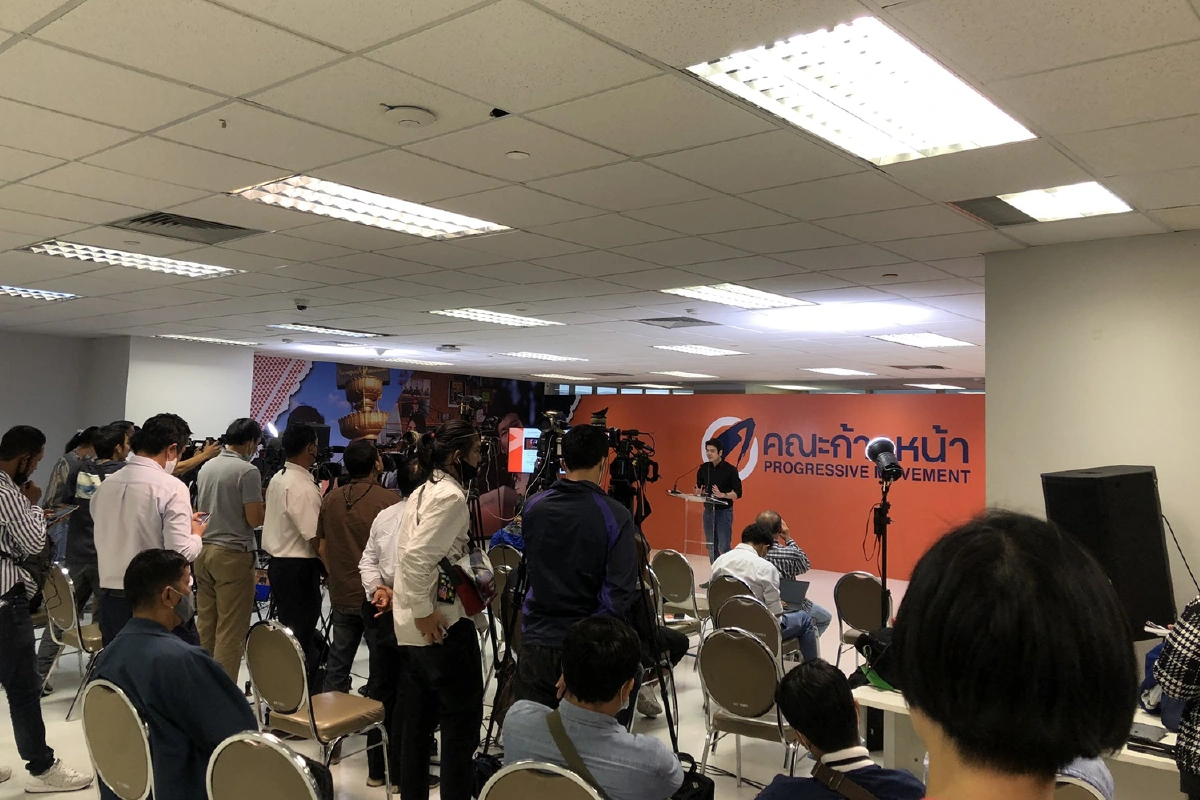 ตำรวจบุกที่ทำการคณะก้าวหน้า ขณะปิยบุตรกำลังแถลงข่าว